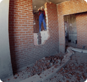 Демонтаж кирпичных стен